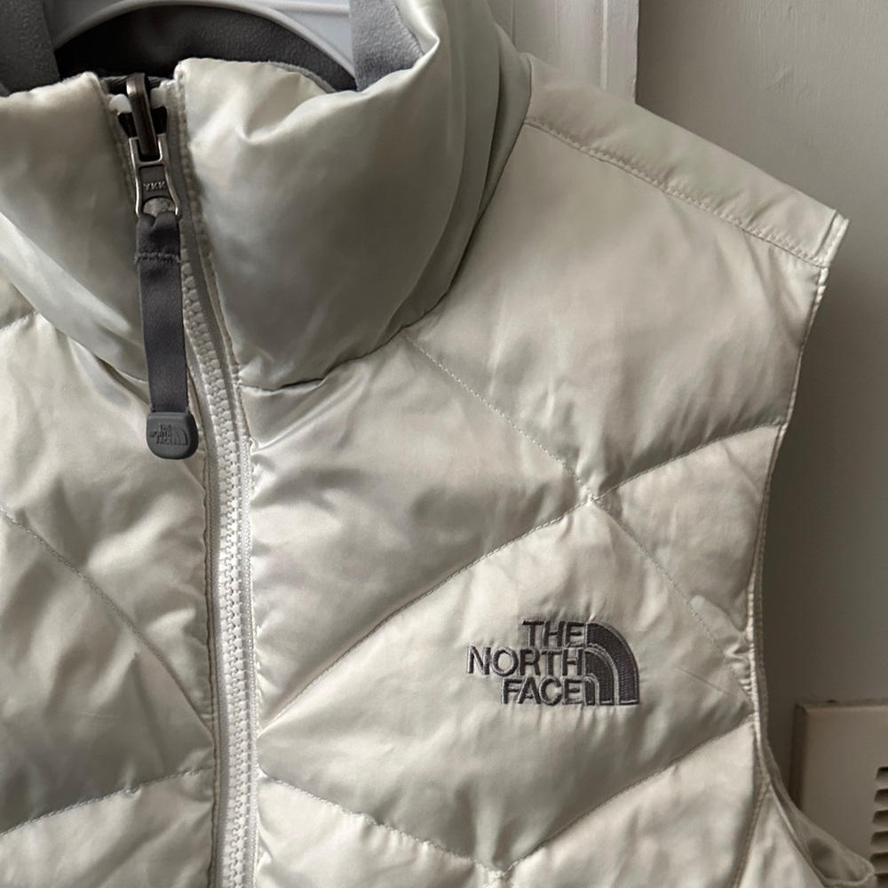 The North Face Women's Off-White Quilted Vest EUC - Picture 3 of 5